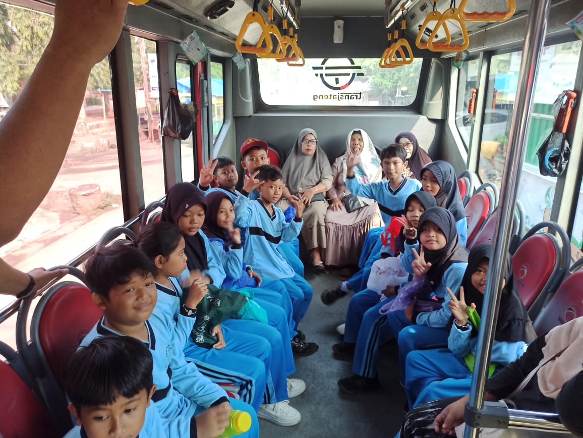 SDN Plelen 02 Ajarkan Siswa Naik Transportasi Umum, Bentuk Karakter Mandiri Sejak Dini