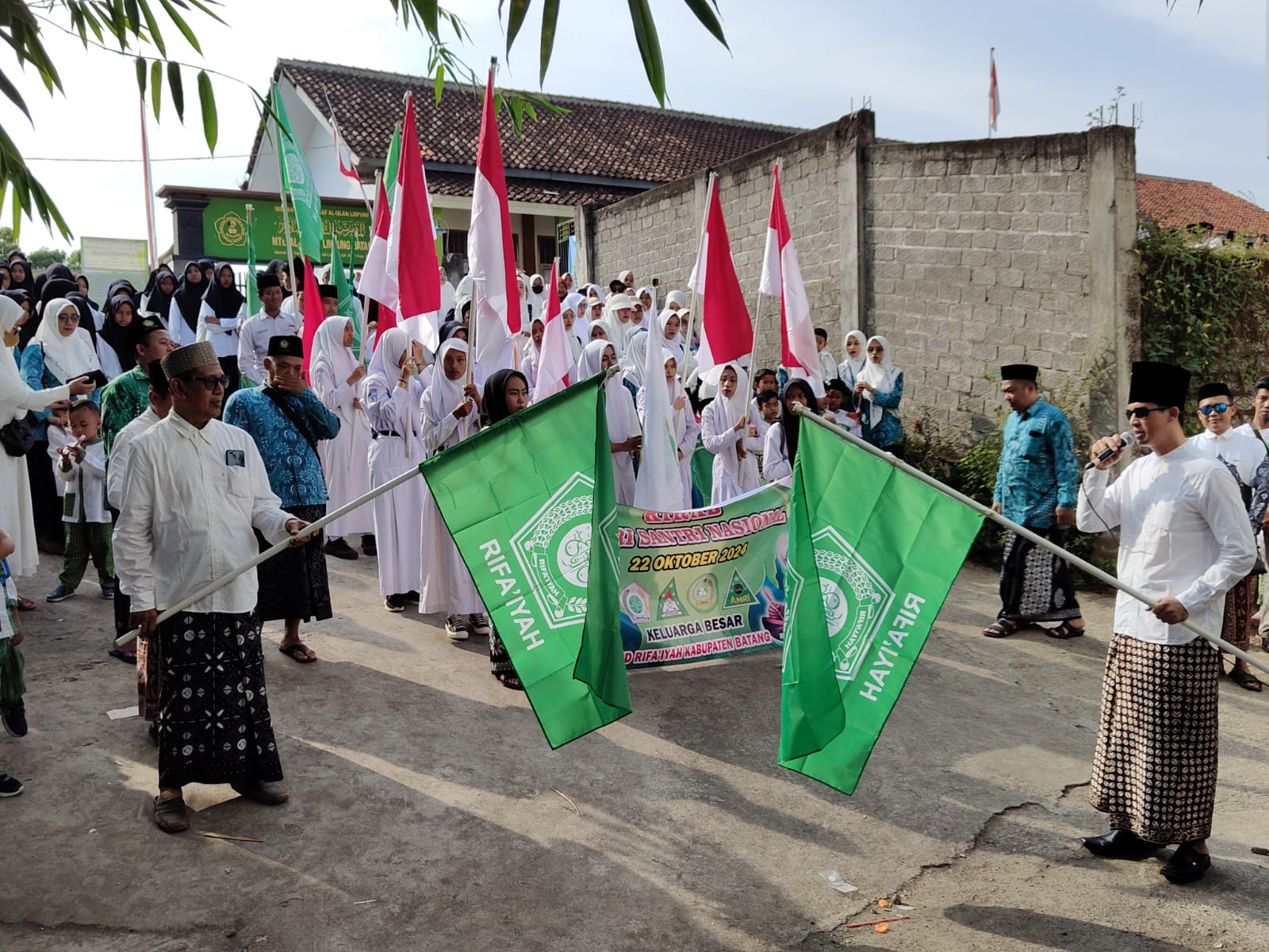 Seribuan Santri dan Warga Rifa'iyah Keliling Meriahkan Kirab Merah Putih