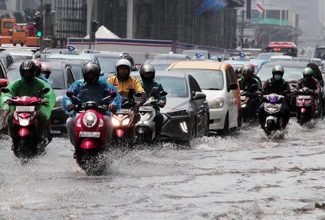 Wajib Diperhatikan, Inilah 5 Tips Aman Berkendara dengan Motor Ketika Musim Hujan, Utamakan Keselamatan!