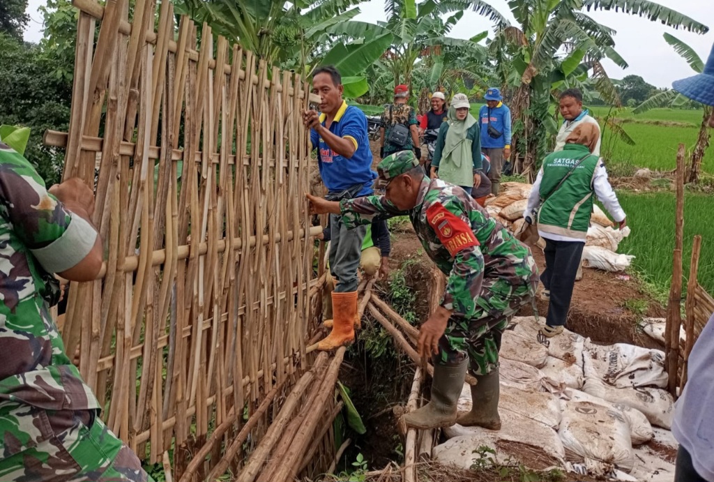 Gotong Royong Warga dan Stakeholder, Tanggul Jebol Kalibaros Tuntas Ditangani