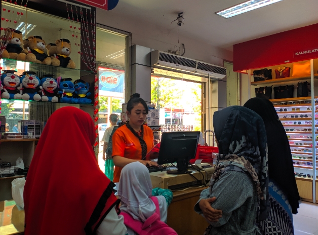 Meski Sudah Masuk Sekolah, Toko Buku dan Alat Tulis Masih Ramai di Kunjungi