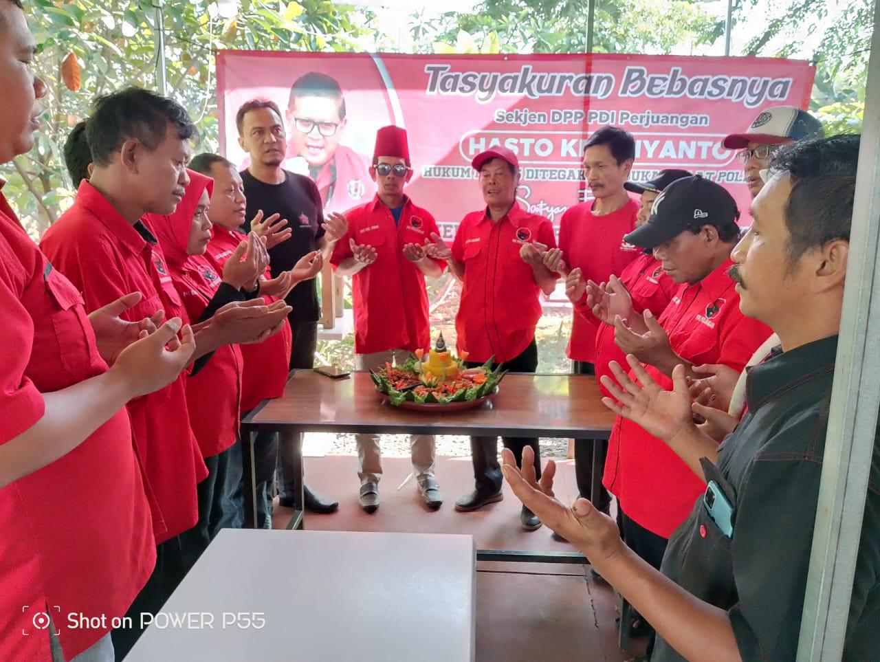 Jajaran Pengurus PAC PDIP Batang Gelar Syukuran, Sambut Kebebasan Hasto Kristiyanto Usai Amnesti Presiden