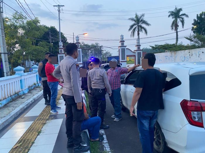 Dihadang Dua Mobil Debt Collector, Warga di Pekalongan Lapor Call Centre 110