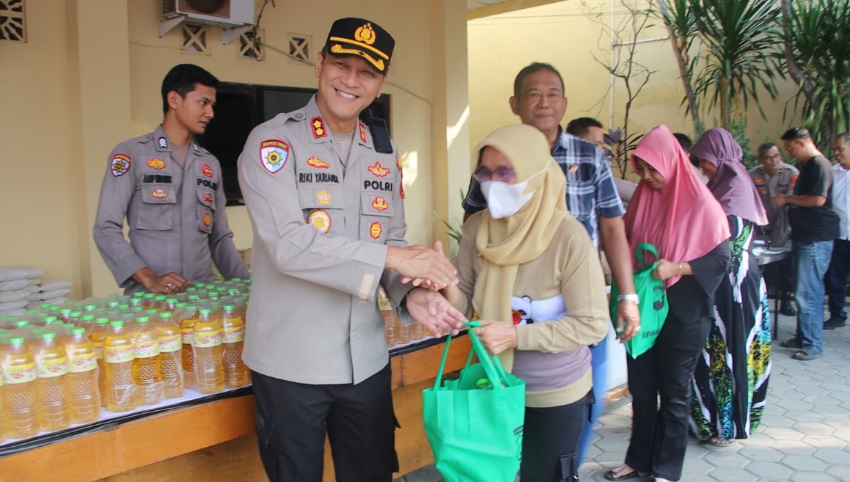 Polres Pekalongan Kota Gelar Bazar Sembako Murah, Warga Antusias Serbu Paket Rp50 Ribu