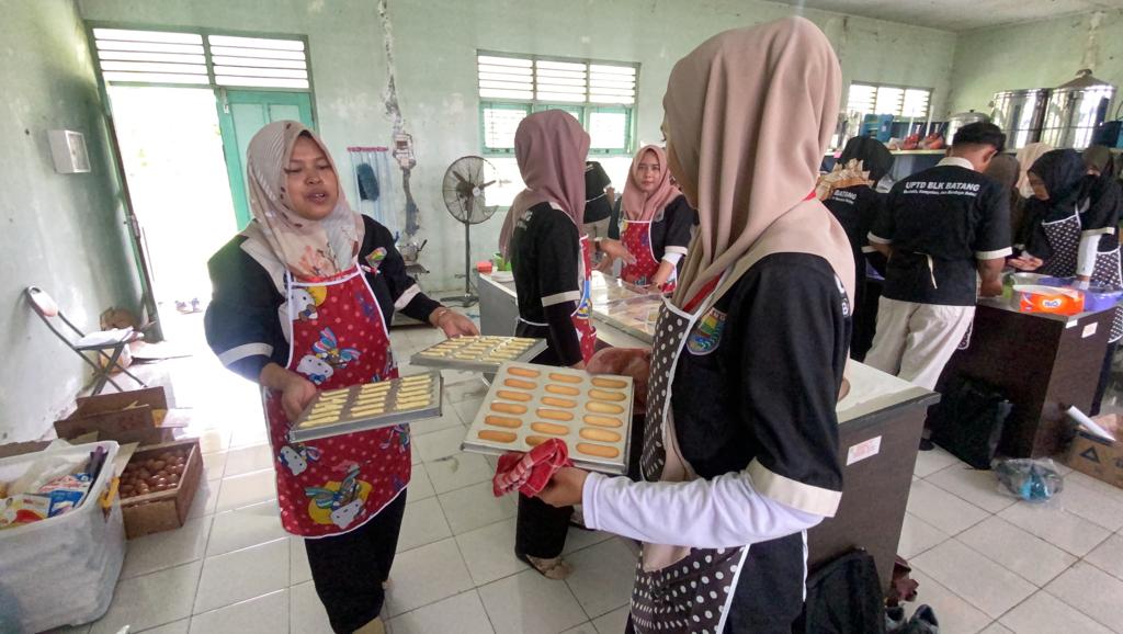  Peserta Kursus Bakery Gratis BLK Batang Dilatih Buat Donat Glaze hingga Kue Kering Lebaran