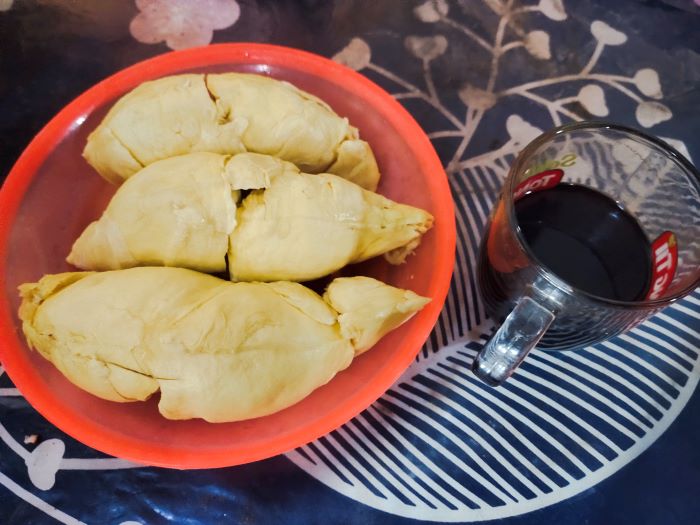 Bolehkan Makan Durian Sambil Ngopi? Pecinta Kopi dan Durian Wajib Simak Ini
