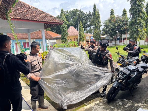Cegah Penerbangan Balon Udara Liar saat Syawalan, Polisi Sweeping 11 Desa di Karangdadap Pekalongan