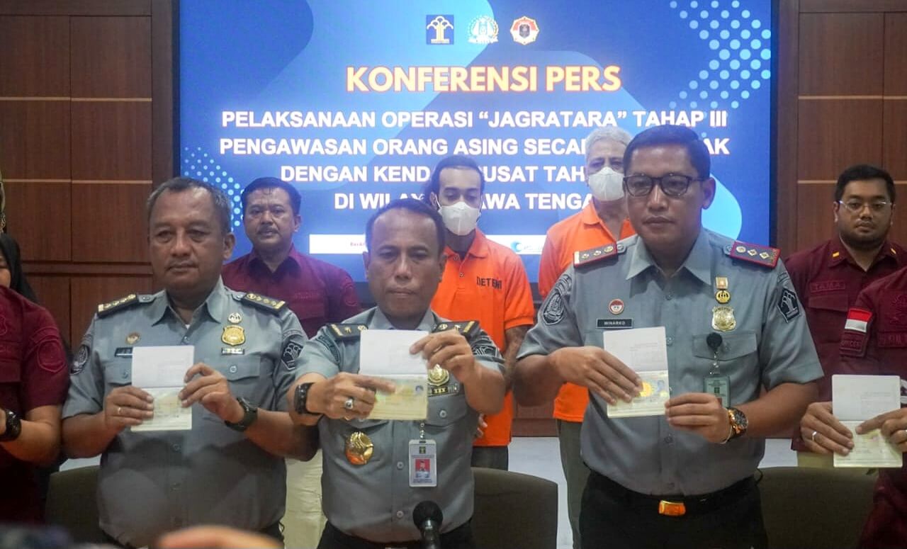 Gelar Operasi JAGRATARA Tahap III, Keimigrasian Jateng Amankan 11 WNA