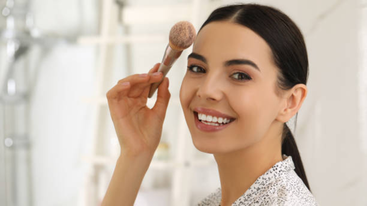 4 Rekomendasi Bedak Tabur Tahan Lama yang Bikin Glowing, Anti Luntur Meski Berkeringat