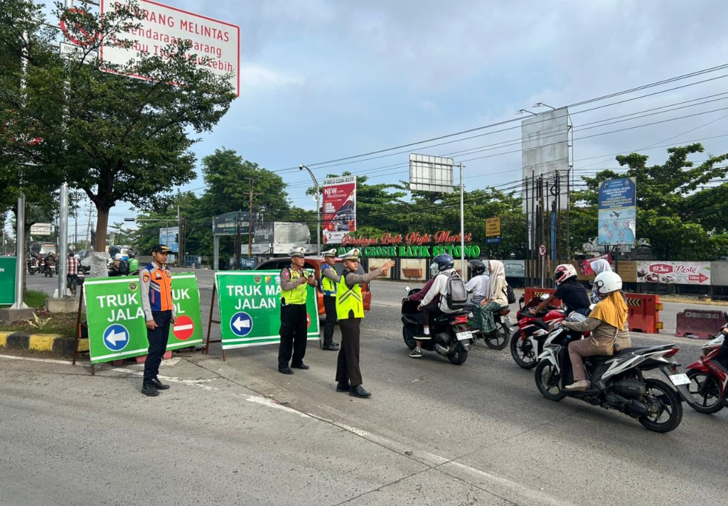 Pastikan Truk Sumbu Tiga Atau Lebih Tak Melintasi Jalur dalam Kota, Satlantas Rutin Lakukan Penyekatan