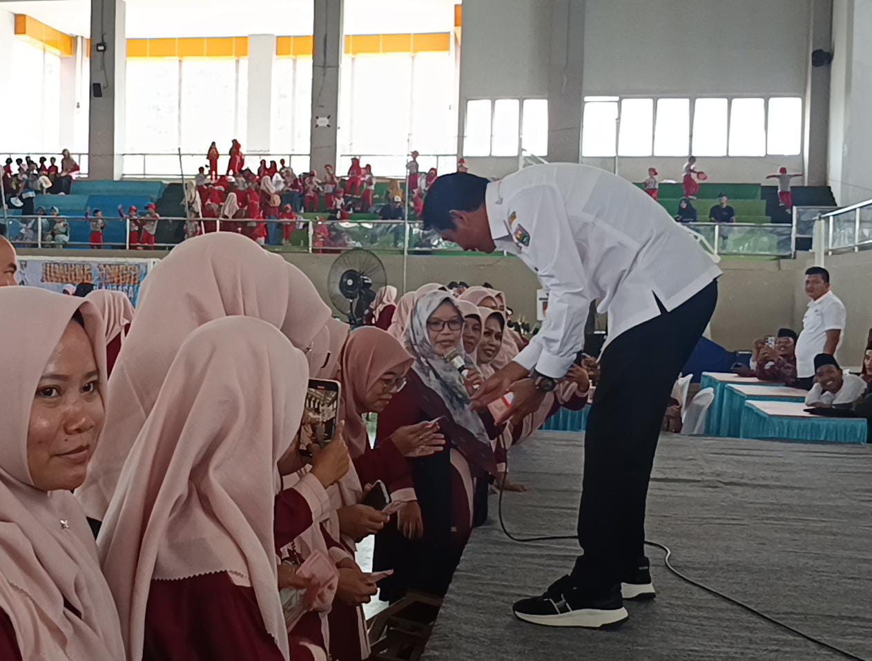 Mengabdi Puluhan Tahun, Guru RA di Batang Dapat Hadiah dari Wabup Suyono