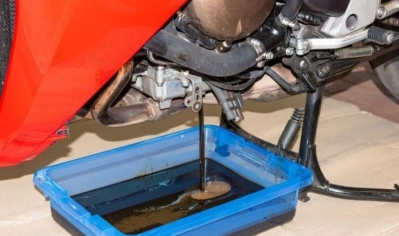 Ganti Oli Motor Sendiri di Rumah: Panduan Lengkap untuk Pemilik yang Melek Perawatan