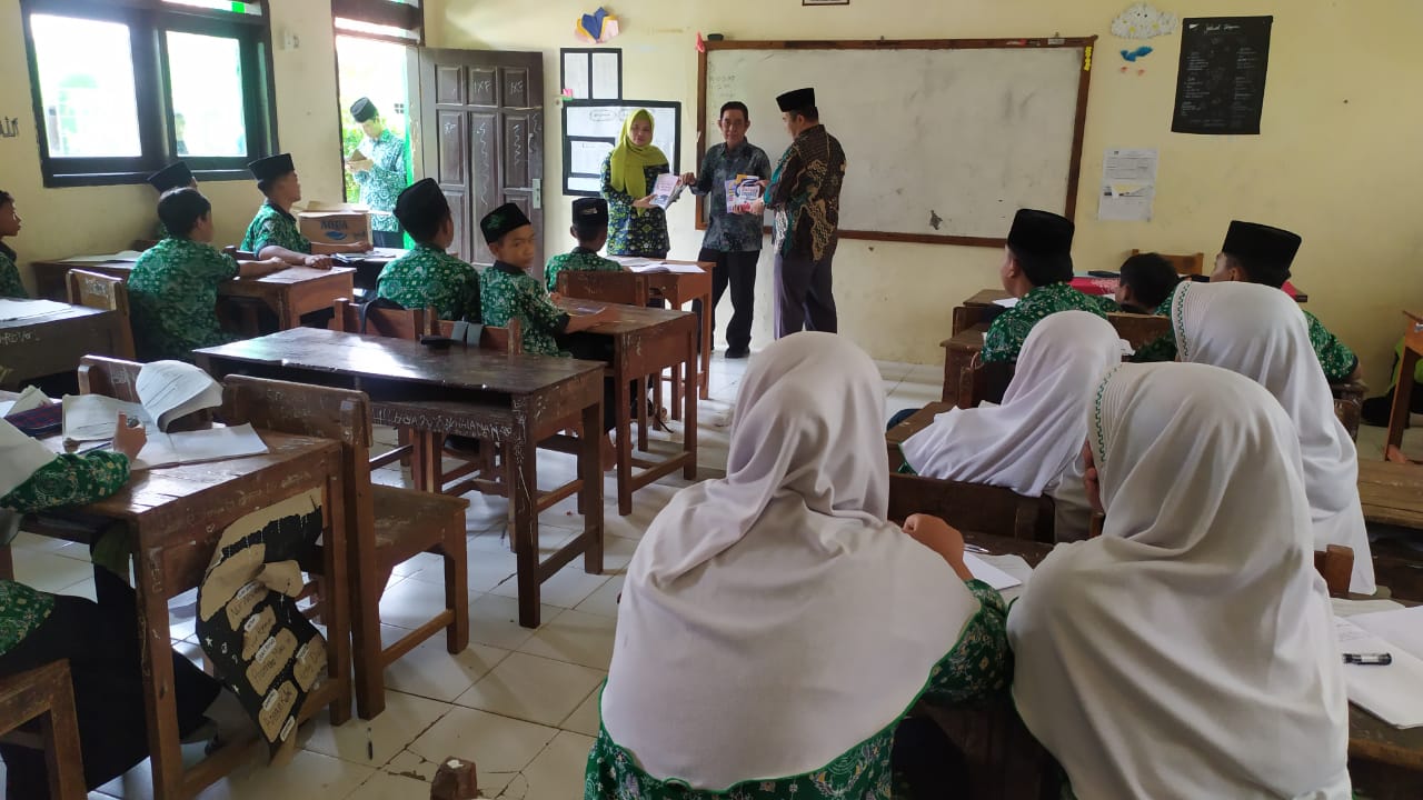 Monitoring Pendidikan dan Berikan Bantuan Buku ke SMP NU Kajen