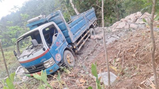 Truk Pengangkut Semen Terperosok ke Tebing 10 Meter di Kandangserang