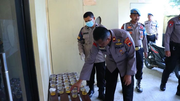 Polisi Harus Bebas Narkoba! Kapolres hingga PJU Polres Pekalongan Jalani Tes Urine Mendadak