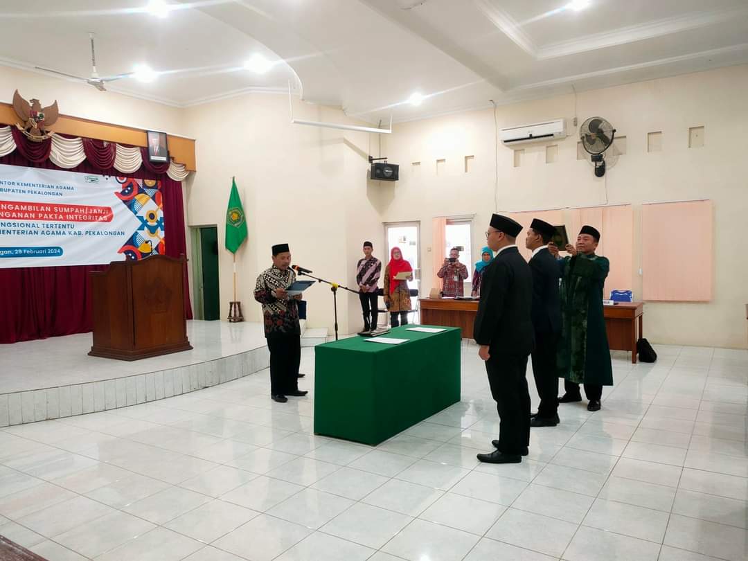 2 Pegawai Kemenag Kabupaten Pekalongan Dilantik dan Diambil Sumpah Jabatan Fungsional Tertentu