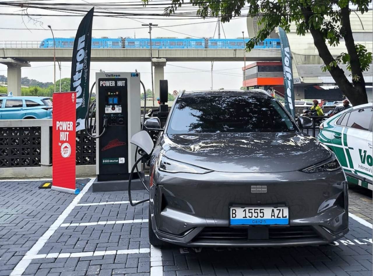 Geely dan Voltron Kolaborasi Hadirkan Fasilitas Pengisian Daya di Seluruh Jaringan Diler Resmi