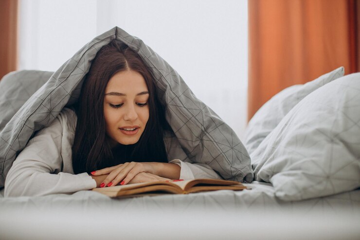 Awas! Ini 5 Kebiasaan yang Harus Dihindari Saat Membaca, Buat Mata Tetap Sehat Meski Hobi Baca