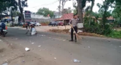Sampah Berceceran dari Truk Sampah di Jalan Raya, Ini yang Dilakukan Anggota Satlantas Polres Pekalongan