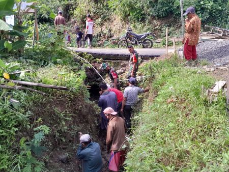 Cegah Banjir di Musim Hujan, Babinsa Koramil Kandangserang Bersama Warga Kerja Bakti Bersihkan Saluran Air