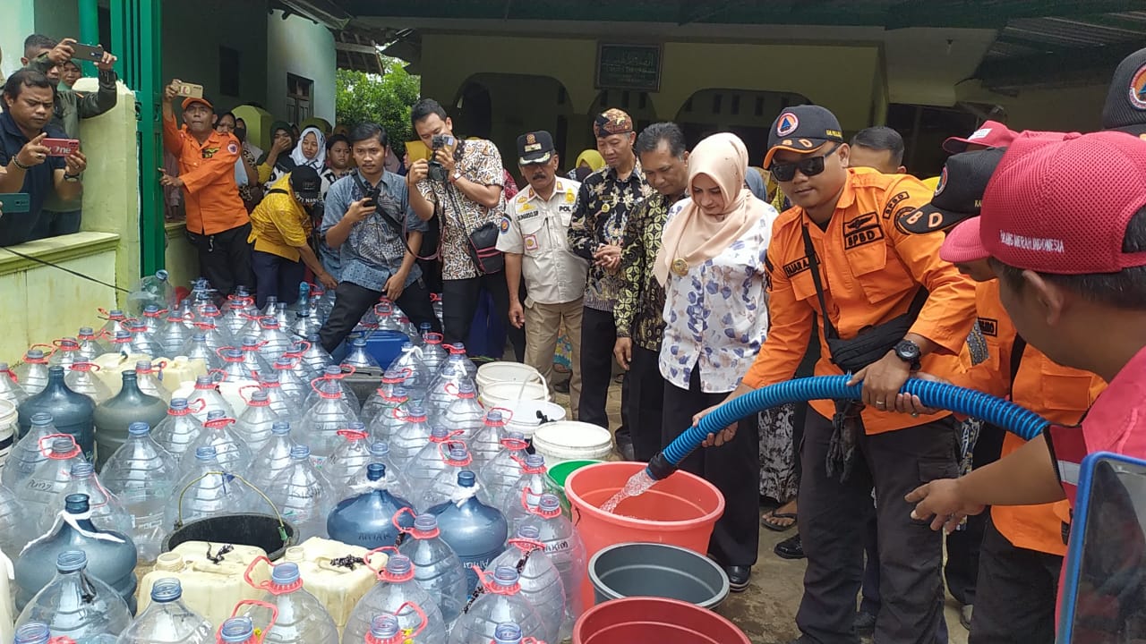 Bupati Pekalongan Fadia Arafiq Pantau Langsung Pendistribusian Air Bersih di Desa Kedungkebo