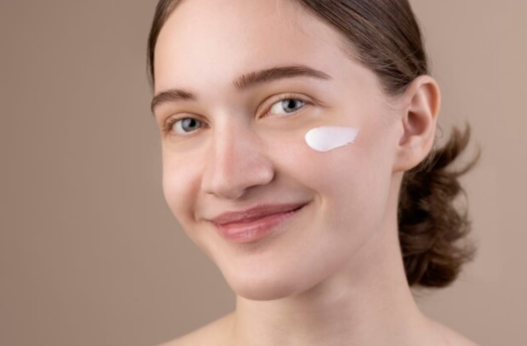 3 Sunscreen untuk Memutihkan Wajah yang Susah Putih Terbaik, Ampuh Hilangkan Noda Hitam dan Kecilkan Pori