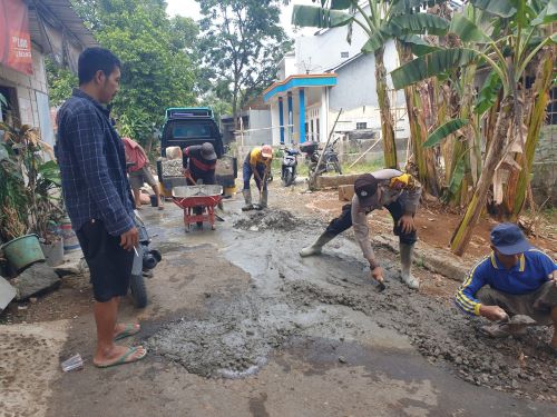 Bhabinkamtibmas Polsek Kandangserang dan Warga Desa Lambur Gotong-royong Perbaiki Jalan Rusak