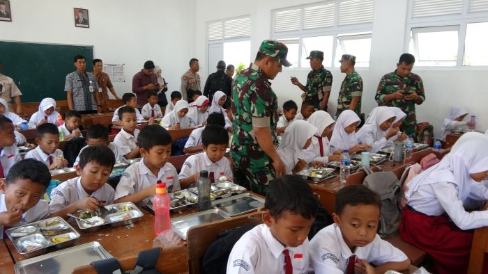 Program Makan Bergizi Gratis di Kabupaten Pekalongan Dilaunching, Anak-anak Sekolah Senang, Masakannya Enak