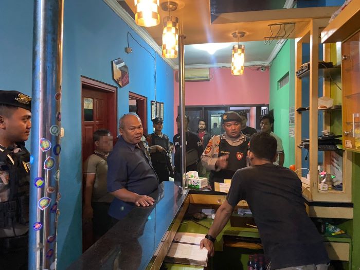 Sambangi Kafe di Kajen dan Siwalan, Polisi Sita Belasan Botol Miras