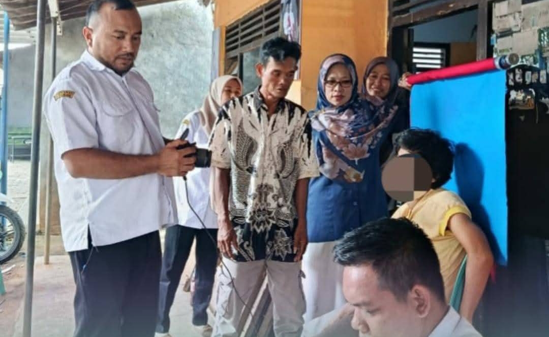 Disdukcapil Kabupaten Pekalongan Jemput Bola Rekam KTP-el bagi Warga Disabilitas dan ODGJ di Wiradesa