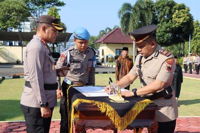 AKP Prisandi Tiar Jabat Kapolsek Sragi, Sertijab Dipimpin Kapolres Pekalongan, Ini Pesannya