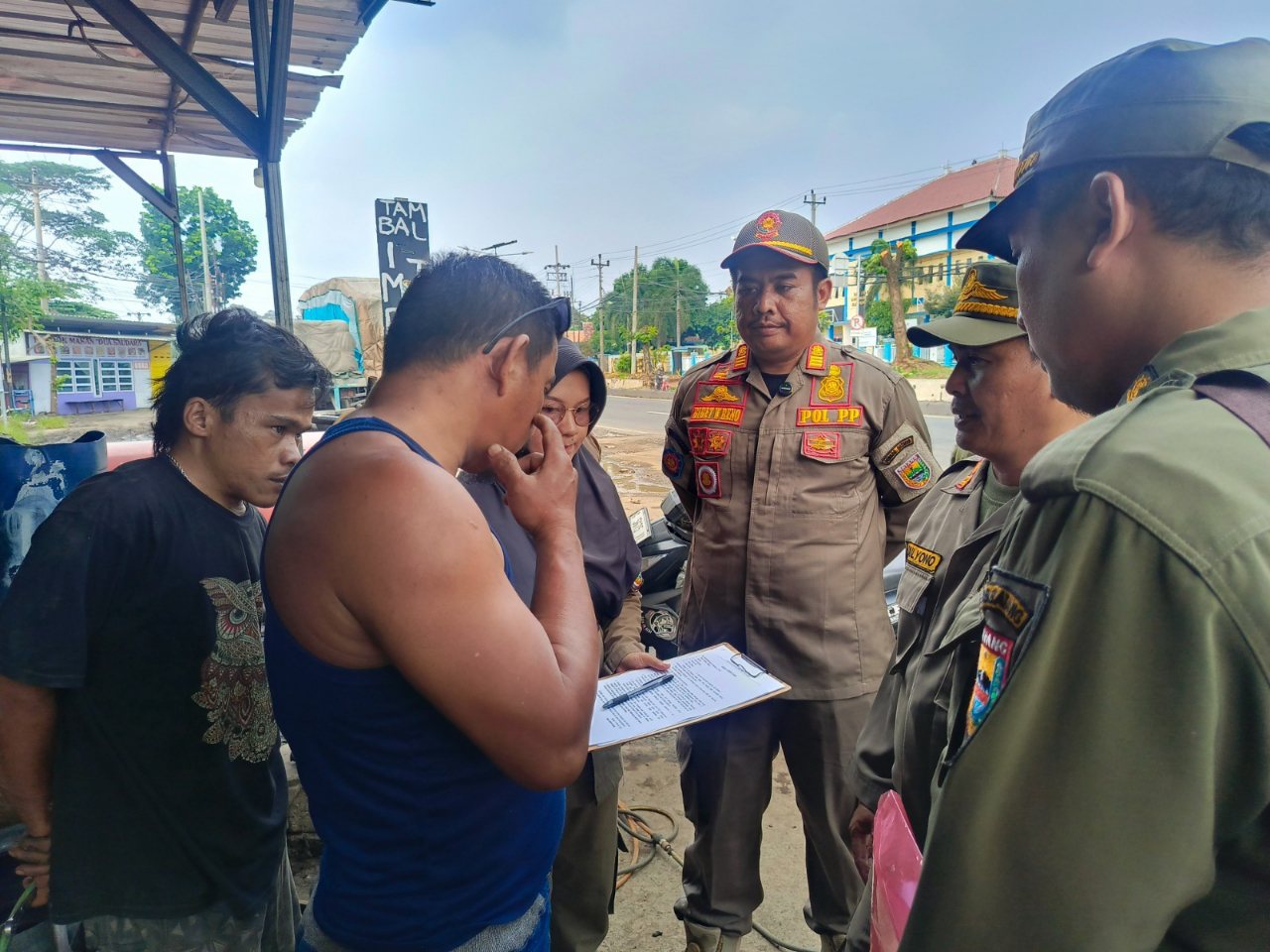 Pemkab Batang Mulai Tegas Tertibkan Bangunan Liar Pemicu Macet di Exit Tol Kandeman