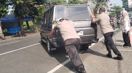 Lihat Mobil Mogok di Tengah Jalan, Kapolsek Kajen Bantu Dorong Mobil Warga yang Mogok