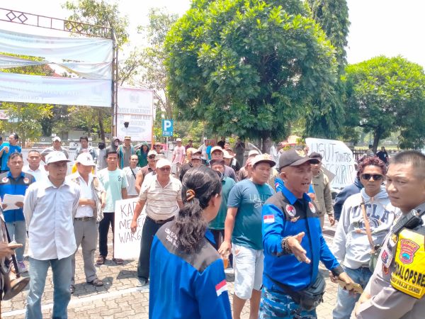 Warga Desa Wuled Geruduk Kantor Bupati Pekalongan, Protes Kinerja Kepala Desa