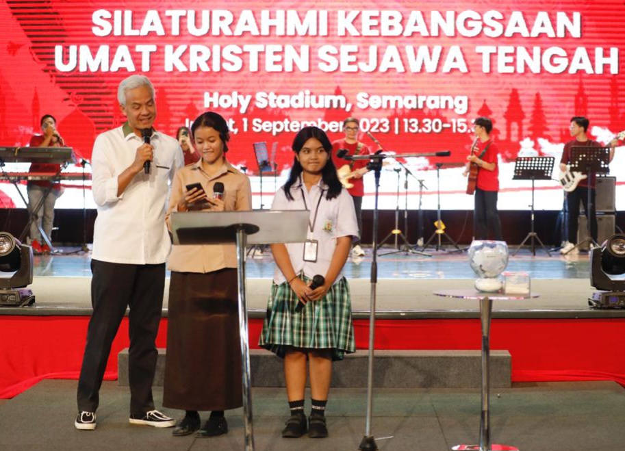 Hadiah Istimewa Anak-anak Sekolah untuk Perpisahan Ganjar