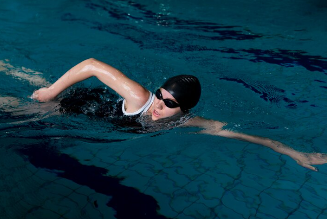 Berenang: Salah Satu Olahraga Menguruskan Badan yang Bisa Bikin Tinggi, Benar Ga Nih?