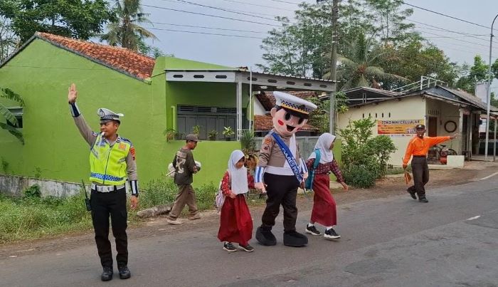 Badut Zebra Si Polin Hadir di SDN 01 Gandarum, Bantu Sebrangkan Anak Sekolah