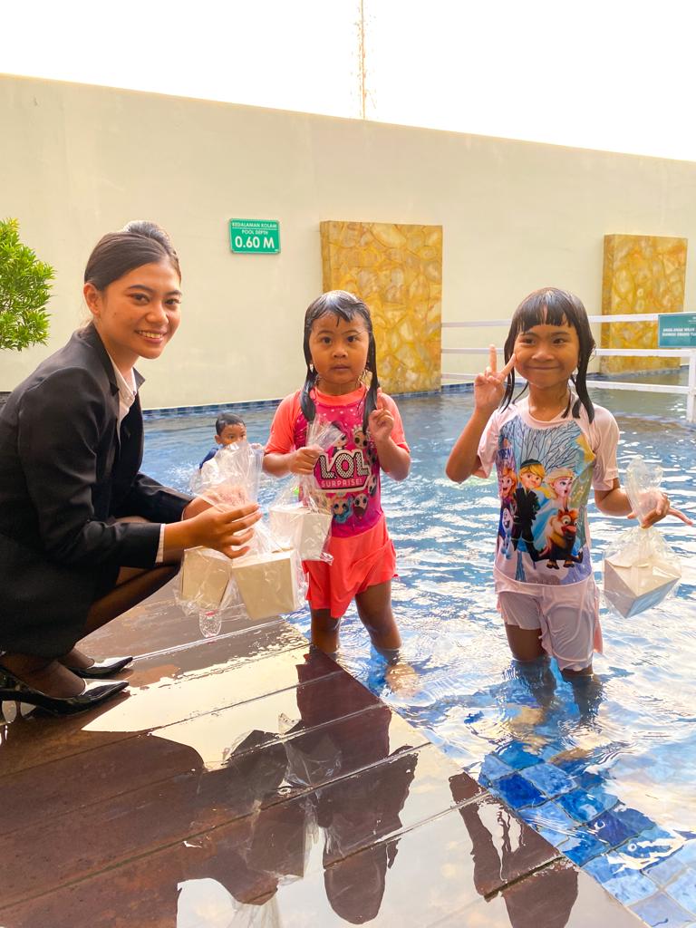 Nikmati Weekend Menyenangkan, Ajak Anak Berenang di Hotel Santika Pekalongan