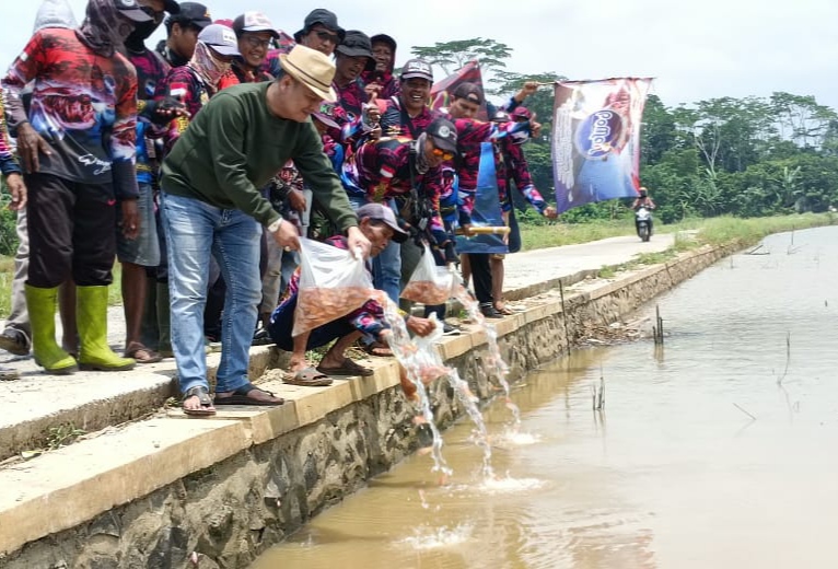 Jaga Kelestarian Alam, Komunitas Poman dan Bacabup Toni Triyanto Tebar Ratusan Benih Ikan