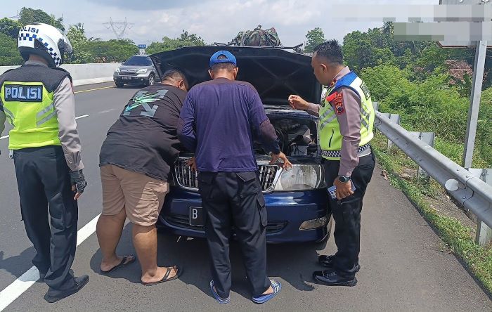 Polisi Bantu Mobil Pemudik yang Mogok di Tol Pekalongan