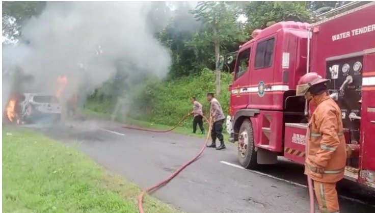 Naik ke Kawasan Wisata Linggoasri di Pegunungan Pekalongan, Mobil Grand Livina Ludes Terbakar