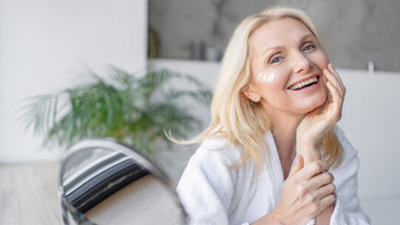 4 Skincare yang Bagus untuk Usia 40 Tahun Ke Atas Agar Glowing dan Awet Muda