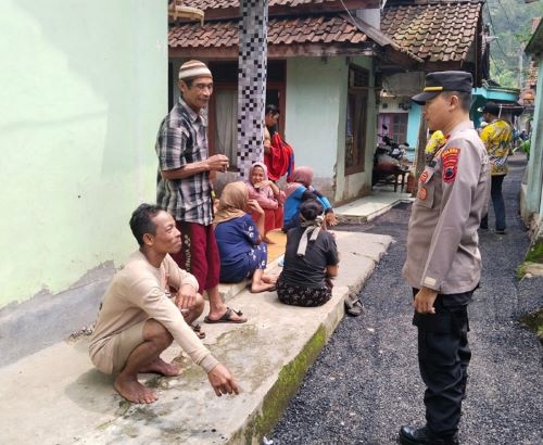 Blusukan ke Perkampungan, Kapolsek Lebakbarang Berikan Imbauan Kamtibmas