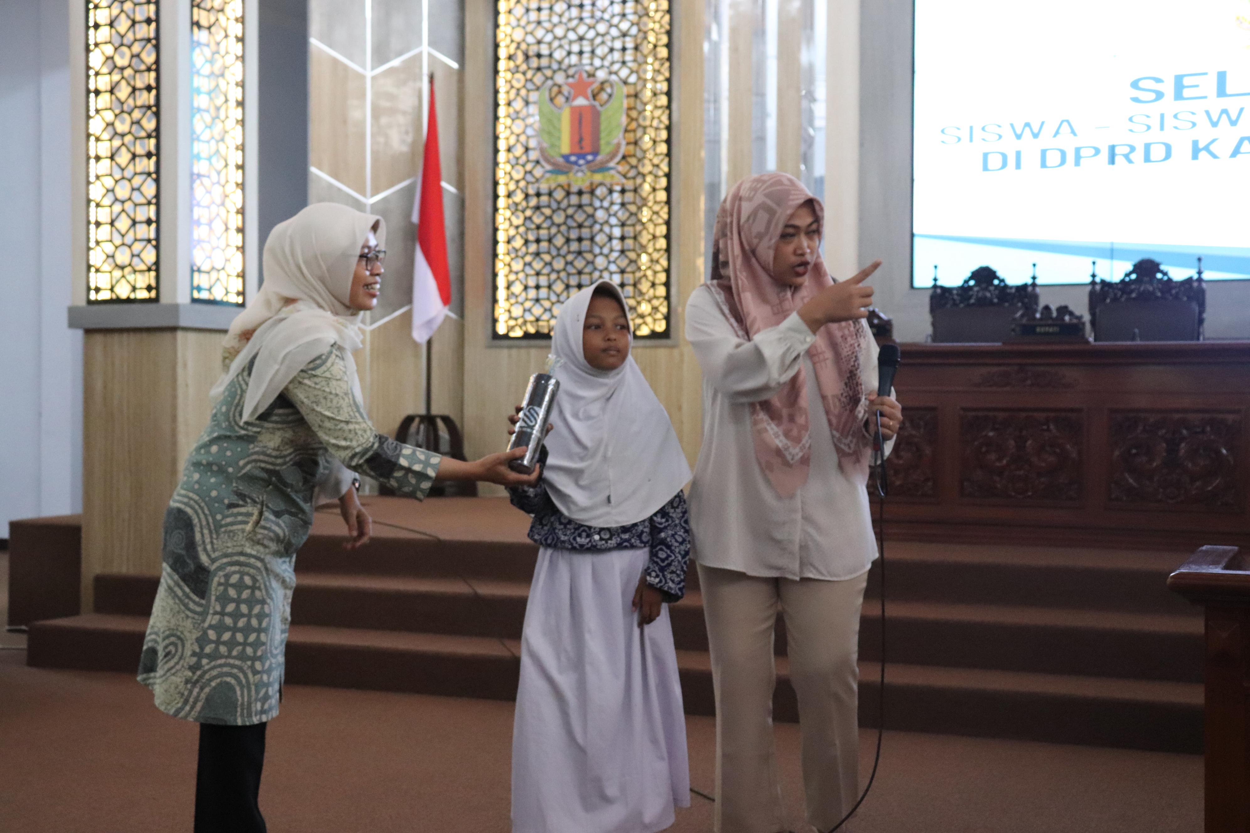 Anak-anak SD 02 Kayugeritan Kunjungi DPRD Kabupaten Pekalongan, Umi Farida Apresiasi Antusiasme Mereka