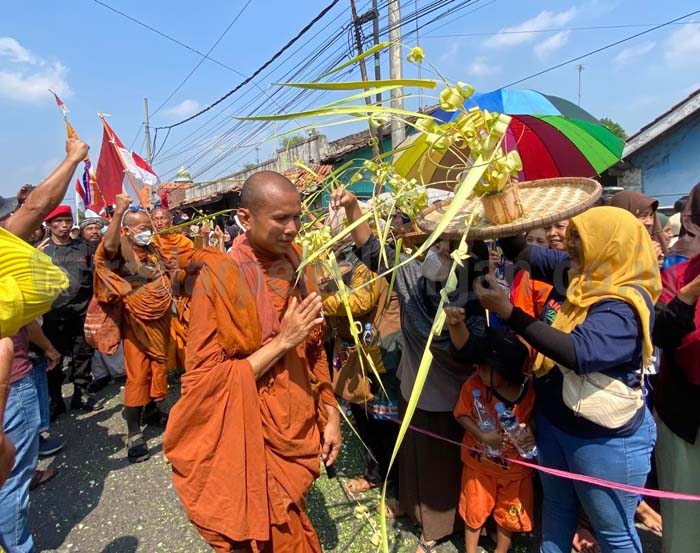 Petani Batang Hadiahi Hasil Bumi Pada Biksu Peserta Ritual Thudong