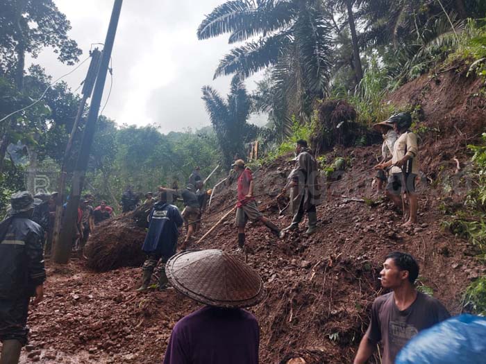 Longsor Tutup Akses Dukuh Parakan