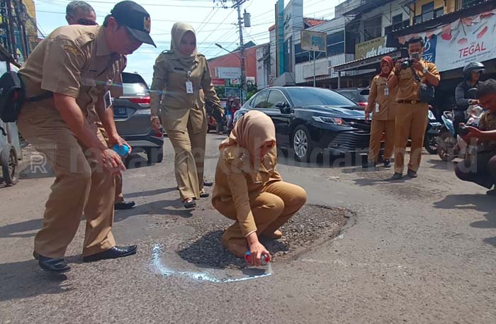 Bupati Pekalongan Sidak Perbaikan Jalan Rusak, Ini Hasilnya