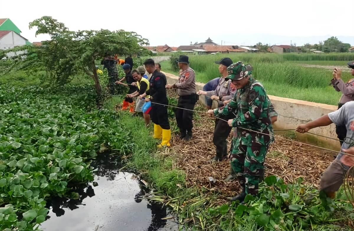 Cegah Banjir, TNI Polri dan Masyarakat Bersihkan Sungai Bremi Kota Pekalongan