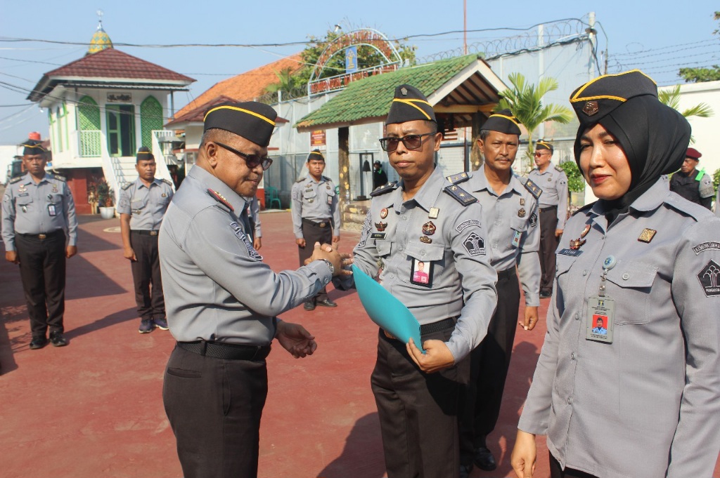 Apel Pagi Istimewa, Lapas Pekalongan Sematkan Kenaikan Pangkat, Beri Penghargaan, dan Bagikan Multivitamin