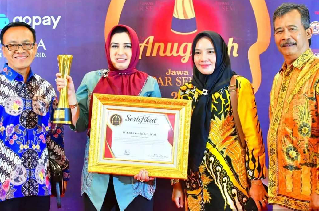 Bupati Pekalongan Fadia Arafiq Meraih Penghargaan atas Inovasi Pelayanan Kesehatan Gratis